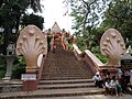 ナーガ像に囲まれたワット・プノン寺院の階段（カンボジア）