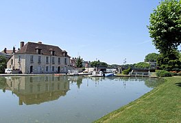 Le canal de Briare devant la capitainerie de Briare.