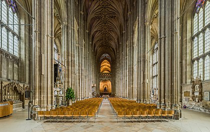 A Catedral de Cantuária abriga a cathedra do Arcebispo de Cantuária, é a sé episcopal da Diocese de Cantuária e a igreja-mãe da Igreja de Inglaterra.