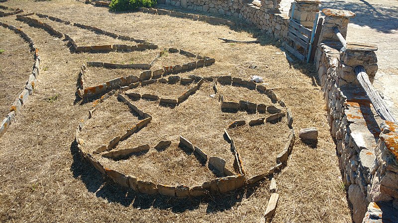 File:Carcere di Fornelli - Giardino esterno.jpg