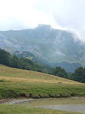 Il lago del Caricatore ai Prati di Sara. Sullo sfondo il Cusna.