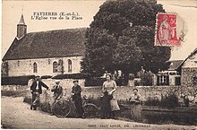 Carte postale ancienne "L'église vue de la Place".