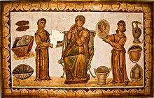 Vue de la mosaïque représentant une matrone entourée de ses deux servantes l'aidant à se préparer.