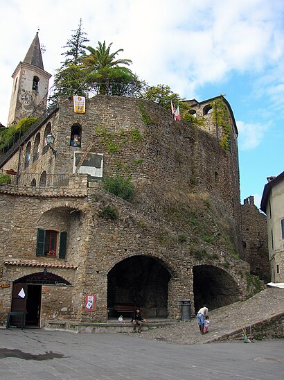 Come arrivare a Castello della Lucertola con i mezzi pubblici - Informazioni sul luogo