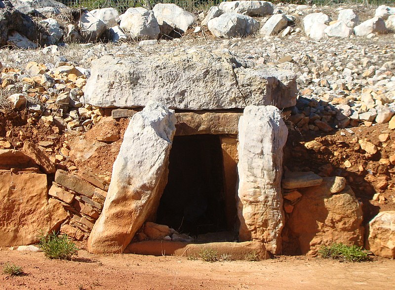 File:Centro de Alcalar 2017 - Monumento 9 - Entrada (cropped).jpg