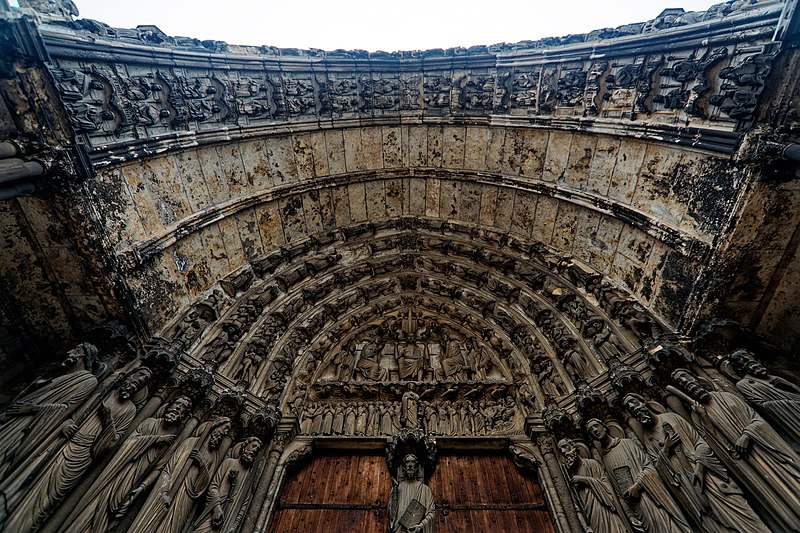 File:Chartres - Cloître Notre-Dame - Cathédrale Notre-Dame de Chartres 1193-1250 - South Transept Facade - Central Portal - Central bay of south porch of Cathédrale Notre-Dame de Chartres 08.jpg