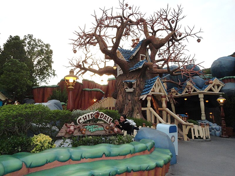 File:Chip and Dale Treehouse, Toontown, Disneyland Park.jpg