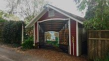 Freska s prikazom mosta Chitwood oslikana na strani povijesnog bungalova prema uličici u povijesnom okrugu South Lake Morton u Lakelandu na Floridi.