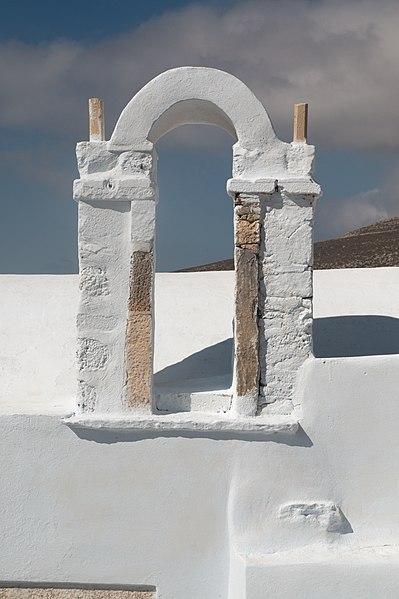 File:Church of Panagia Eleoussa, Chora of Amorgos, 180423.jpg