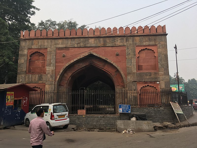 File:Closeup view of Ajmeri Gate Shahjahanabad Old Delhi.jpg