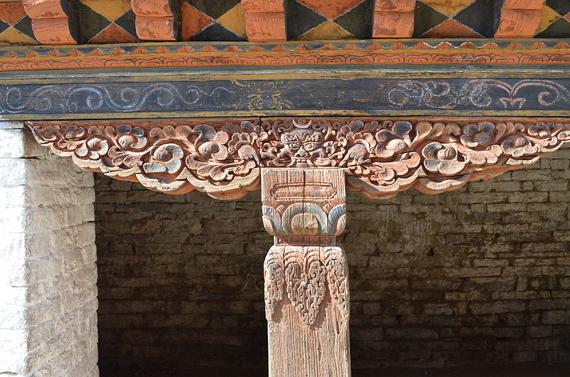 File:Column-detail Tsakaling.jpg