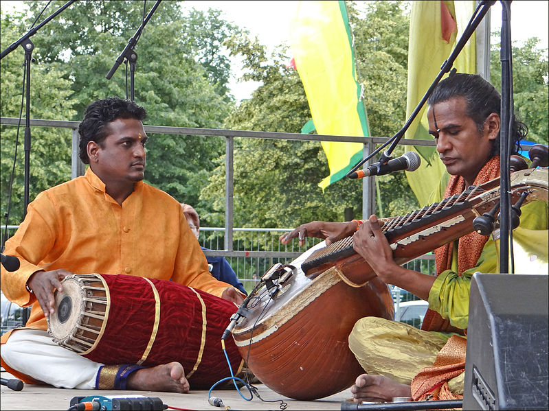 File:Concert de Raghunath Manet pour le Tibet en 2012.jpg