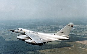 飛行するB-58A-10-CF 59-2442号機 (1967年6月29日撮影)