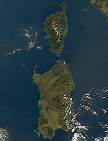 La Sardegna (a sud) e la Corsica (a nord) nel mar Mediterraneo