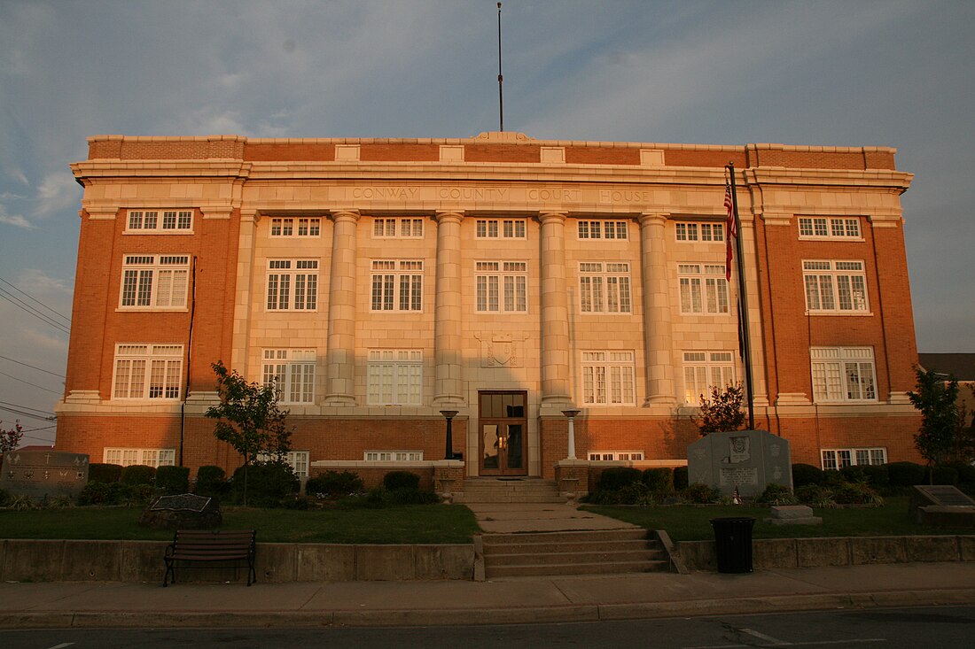 File:Court House Morrilton.JPG