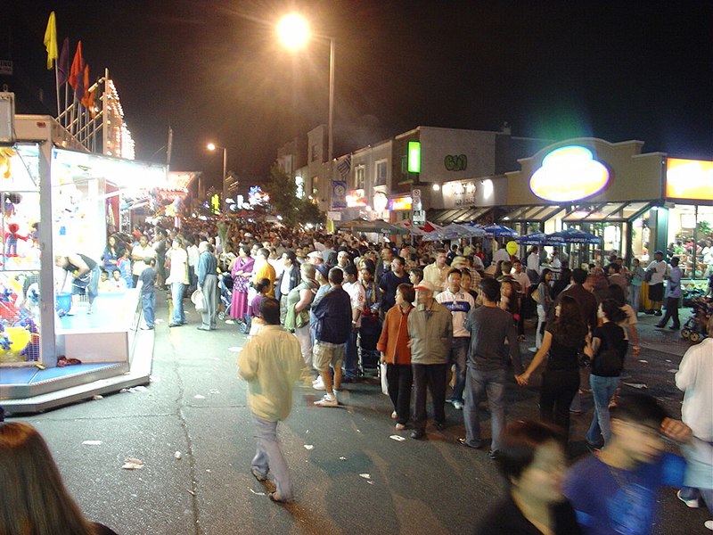 File:CrowdsatTasteofDanforth.jpg