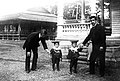 Thiên hoàng Đại Chính chụp ảnh cùng hai con trai là Hirohito và Yasuhito.