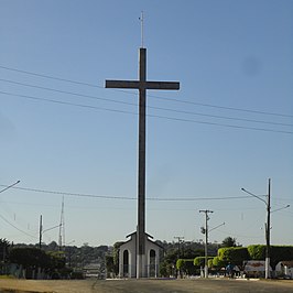 Groot kruis bij de ingang van Jauru