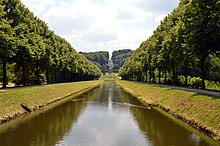 Neuer Tiergarten, Blick vom Kanal auf den Springenberg mit Amphitheater