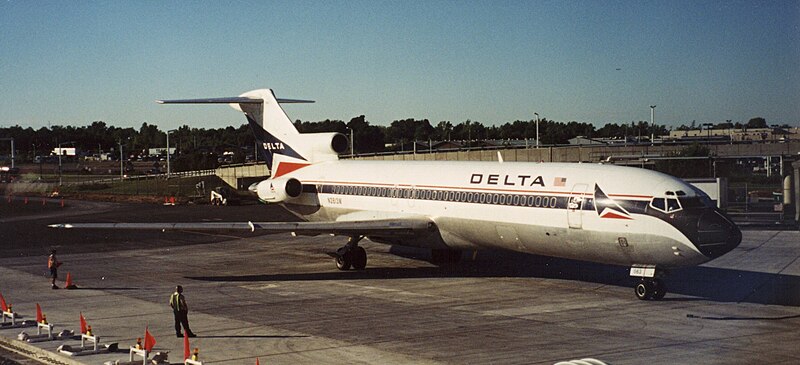 File:Delta 722 at Greater Rochester International Airport 2002.jpg