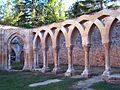 Claustro del monasterio de San Juan de Duero; a pesar de ser arquitectura románica castellana, los arcos no son de medio punto, sino arcos túmidos de influencia islámica (líneas curvas secantes).