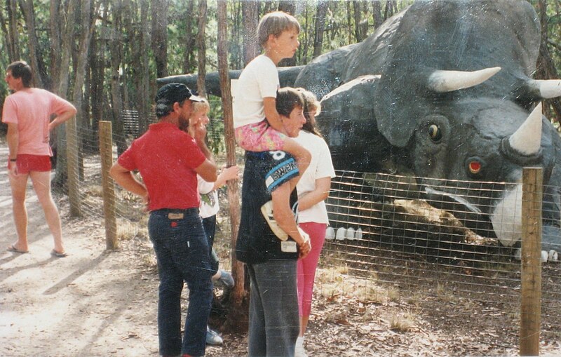 File:Dinosaur World Creswick.jpg