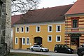 Čeština: Vesnice Rychnov nad Malší, část obce Dolní Dvořiště v okrese Český Krumlov. Dům č. 27 na návsi naproti kostelu (vlevo). Vpravo část domu č. 28.