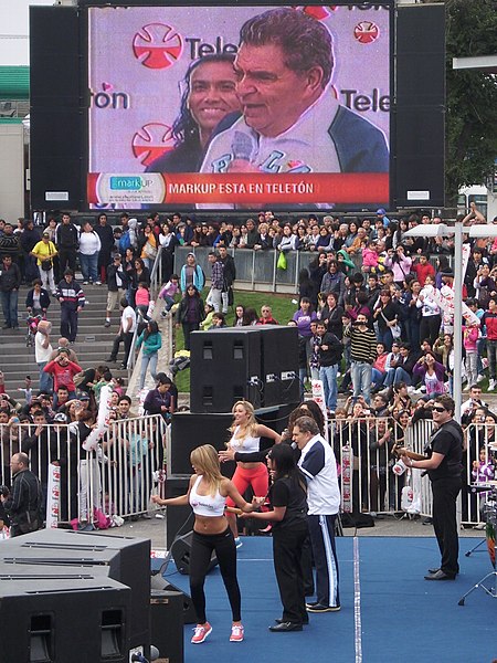 File:Don Francisco - Teletón 2011 - Plaza de Maipú.jpg