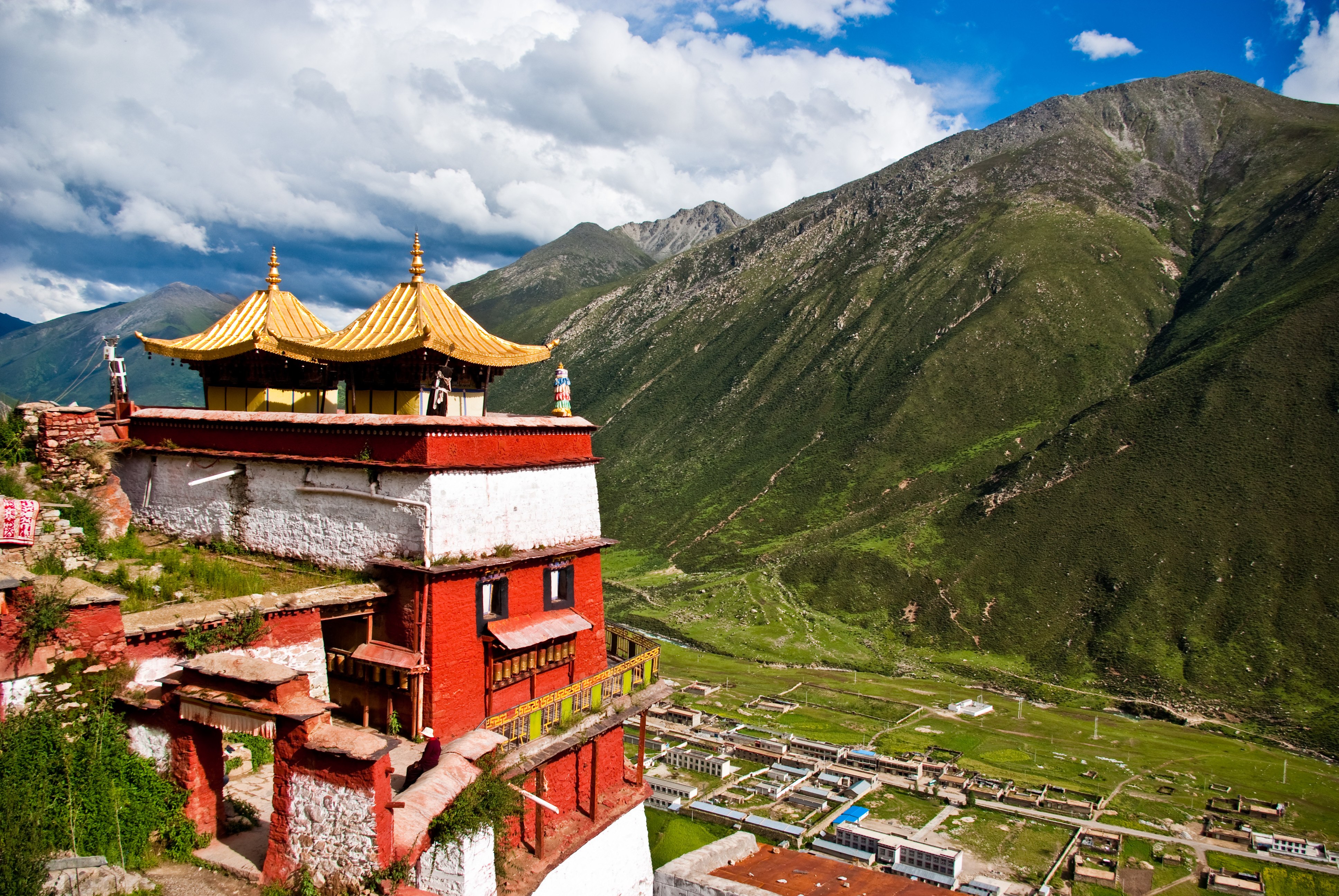 Tibet. Монастыри Тибета в горах. Традюн Тибет монастырь. Dongco тибетский автономный район, Китай. Тибет природа тибетский монастырь.