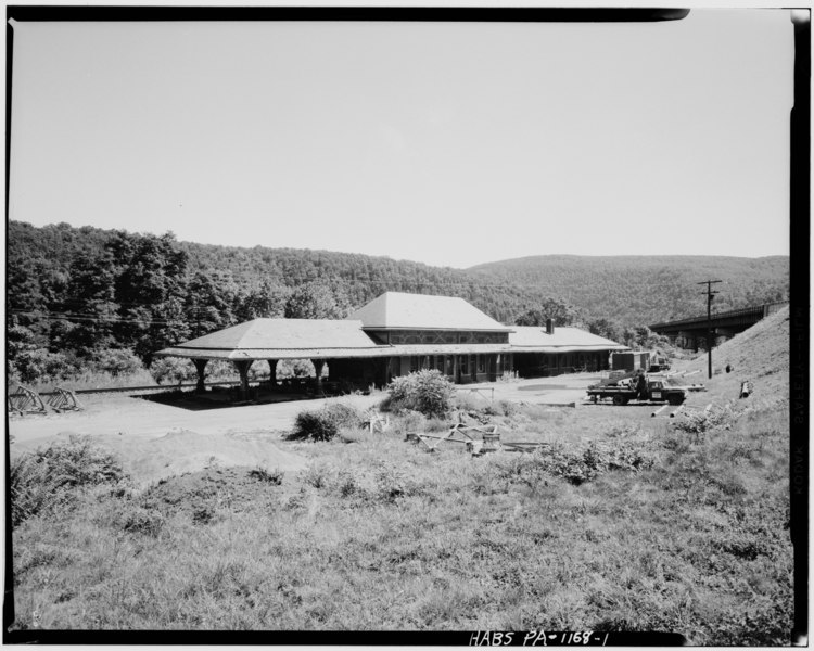 File:EXTERIOR VIEW FROM WEST - Delaware Water Gap Railroad Station, U.S. Route 611, Delaware Water Gap, Monroe County, PA HABS PA,45-DELWA,1-1.tif