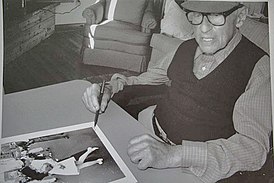 Eisenstaedt signing "VJ day" print on August 23, 1995 at his Menemsha cabin on Martha's Vineyard.jpg