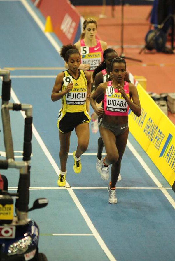 A women's indoor 3000 m race in Birmingham featuring Sentayehu Ejigu and Tirunesh Dibaba.