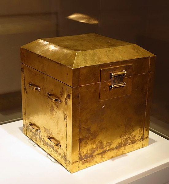 File:Empress Xiaoke's seal box, China, 1922 AD, gold alloy - Peabody Essex Museum - DSC07912.jpg