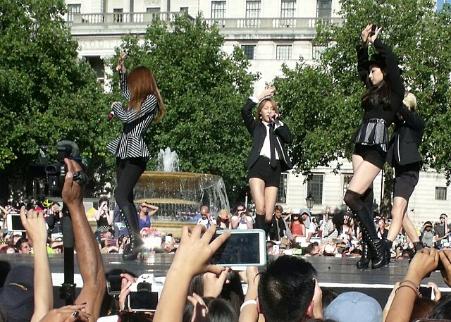 F(x) performing as a four-piece group in Trafalgar Square, in August 2015.