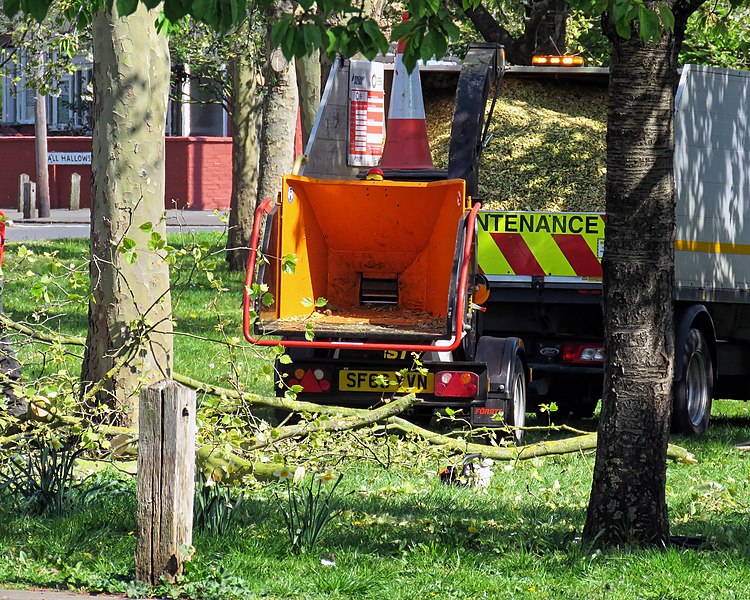 File:Först tree shredder in Tottenham, Haringey, London, England 1.jpg