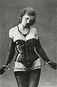 زن در Corset Chained.jpg