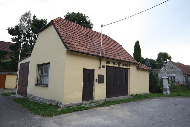 File:Firefigting building in Hluboké, Třebíč District.jpg