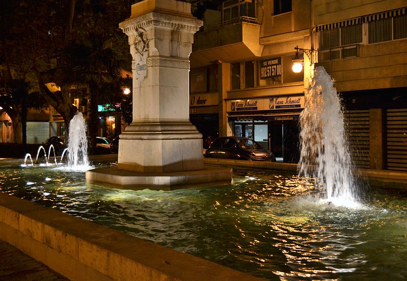File:Font del monument a Cervantes de València per la nit.JPG