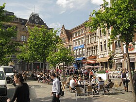 Terrasses sur la place en été.