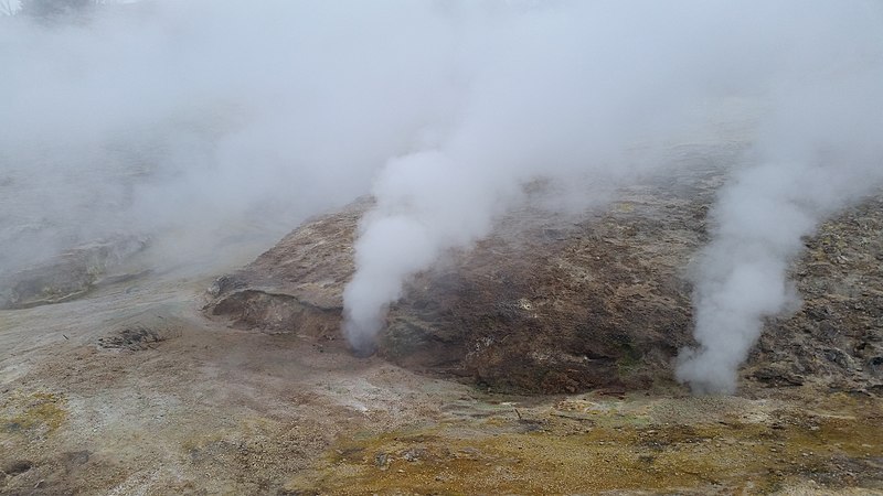 File:Geo Thermal vents - panoramio.jpg