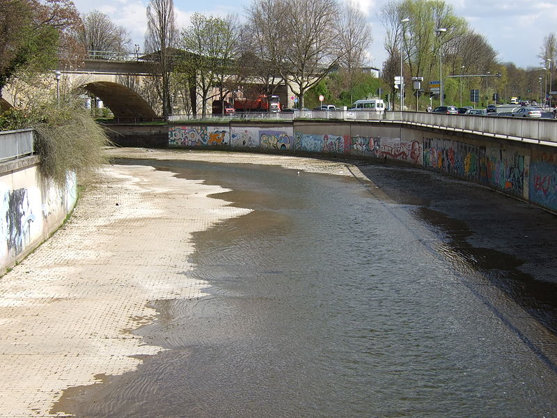 File:Gequälter Fluss in Bayreuth.JPG