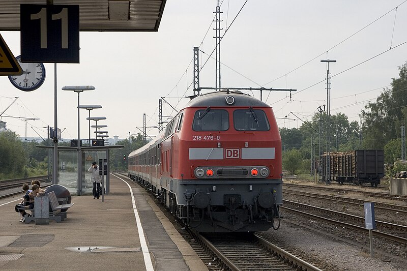 File:German railways diesel train 218 476-0 arrives to station.jpg