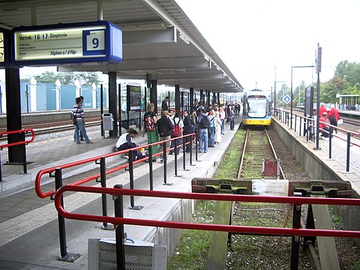 Het zakspoor (spoor 9) in Gouda voor de richting Alphen aan den Rijn, hier met een van de lightrailvoertuigen die daar van 2003 tot 2009 reden bij wijze van experiment