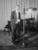 Graham McNamee in the WEAF studio, 1925.