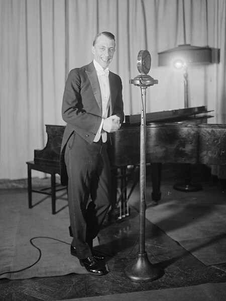 Graham McNamee in the WEAF studio, 1925.