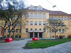 Graz-Jakomini. Ortweinplatz 1. Höhere techn. Bundeslehranstalt. Fassade Werkbundstil 1925-26.jpg