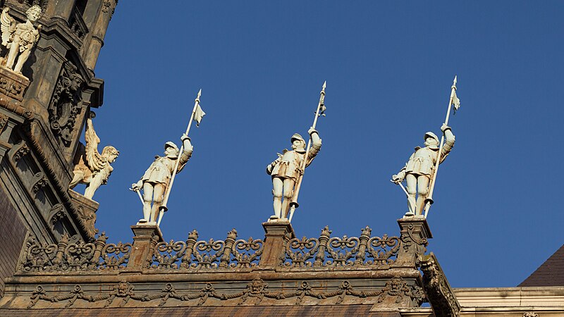 File:Guard statues (27189920059).jpg