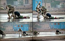 En serie med fire billeder af fotografier.  Med uret fra øverst til venstre: En marine forsøger at trække en såret marine ned ad en gade i byen;  en sømand løber over for at hjælpe ham;  den reddende marine bliver skudt;  begge marinesoldater ligger såret på gaden.