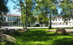 Schulhof und Gebäude des Gymnasiums Lindenberg