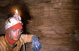 Henri Grébénart dans la salle des Mille-feuilles vers -1205 m (T2).